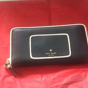 NWT Kate Spade Black w/ beige trim Neda wallet